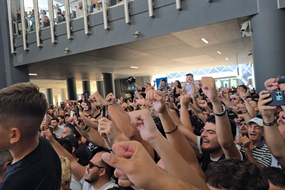 Η άφιξη του Ζαφείρη στη Θεσσαλονίκη προκάλεσε... πανικό στο αεροδρόμιο (gallery/vid)