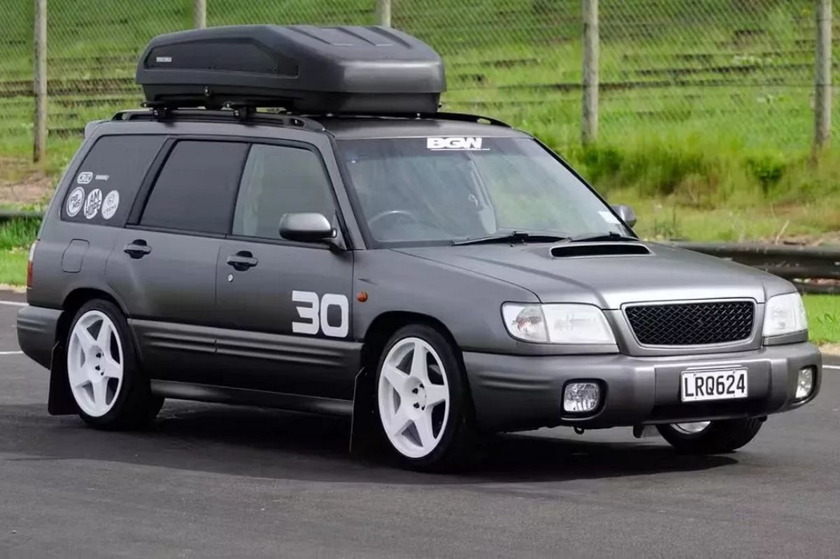 Ο Λίαμ Λώσον αποχωρίζεται το Subaru Forester του για φιλανθρωπικούς λόγους