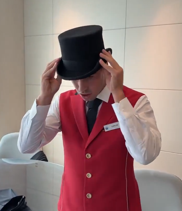 &Omicron; &Kappa;ά&rho;&lambda;&omicron;&sigmaf; &Alpha;&lambda;&kappa;&alpha;&rho;ά&theta; &sigma;&epsilon; &rho;ό&lambda;&omicron; &gamma;&kappa;&rho;&omicron;&upsilon;&mu; - Ά&phi;&eta;&sigma;&epsilon; &tau;&eta; &rho;&alpha;&kappa;έ&tau;&alpha; &kappa;&alpha;&iota; &sigma;ή&kappa;&omega;&sigma;&epsilon; &beta;&alpha;&lambda;ί&tau;&sigma;&epsilon;&sigmaf; &sigma;&tau;&eta; &Mu;&epsilon;&lambda;&beta;&omicron;ύ&rho;&nu;&eta; (vid)