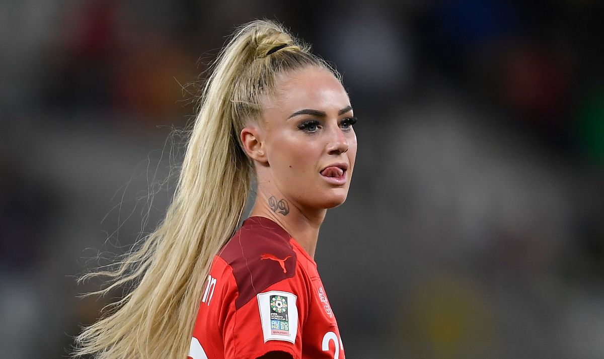 Η Αλίσα Λέμαν ποζάρει... τόπλες και «τρελαίνει» τα social media (pics)