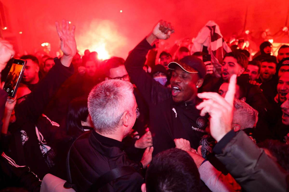 &Tau;&omicron; &Eta;&rho;ά&kappa;&lambda;&epsilon;&iota;&omicron;... &phi;&lambda;έ&gamma;&epsilon;&tau;&alpha;&iota;- &Upsilon;&pi;&omicron;&delta;&omicron;&chi;ή &eta;&rho;ώ&omega;&nu; &alpha;&pi;ό &tau;&omicron;&upsilon;&sigmaf; &phi;ί&lambda;&omicron;&upsilon;&sigmaf; &tau;&omicron;&upsilon; &Omicron;&Phi;&Eta; &sigma;&tau;&eta;&nu; &alpha;&pi;&omicron;&sigma;&tau;&omicron;&lambda;ή (pics+vid)