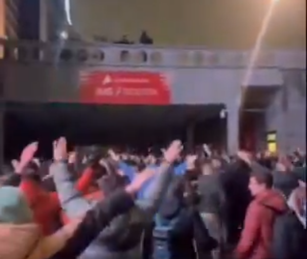 Στήριξη στον Ομπράντοβιτς από τους οπαδούς - Αποδοκιμασίες κατά της διοίκησης έξω από την προπόνηση της Παρτιζάν (vid)