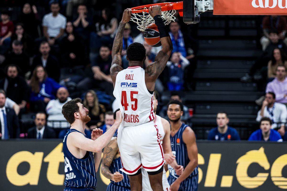 Η κλάση των παικτών και το «θεριό» Χολ