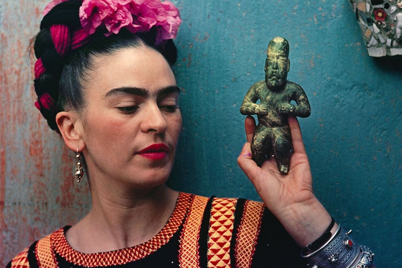Frida Kahlo: «Αξίζεις μια αγάπη που να πάρει τα ψέματα, να σου φέρει τον ενθουσιασμό, τον καφέ και την ποίηση»