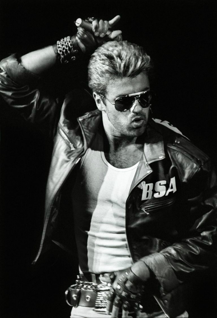 10georgemichael-looks-onstage-04.jpg