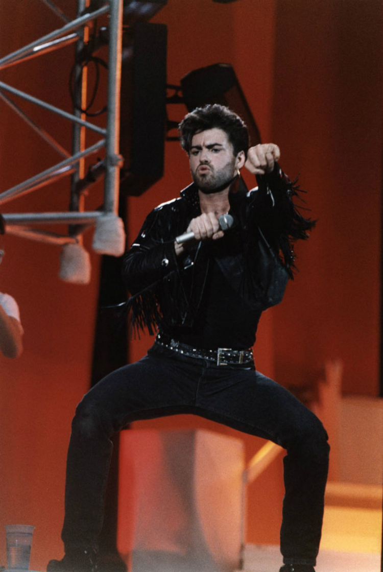 10georgemichael-looks-onstage-05.jpg