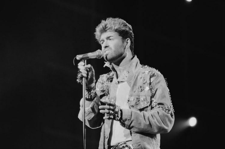 10georgemichael-looks-onstage-06.jpg