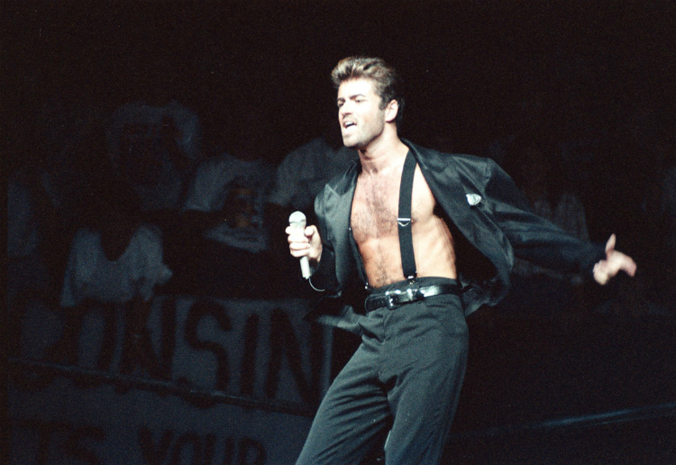 10georgemichael-looks-onstage-07.jpg