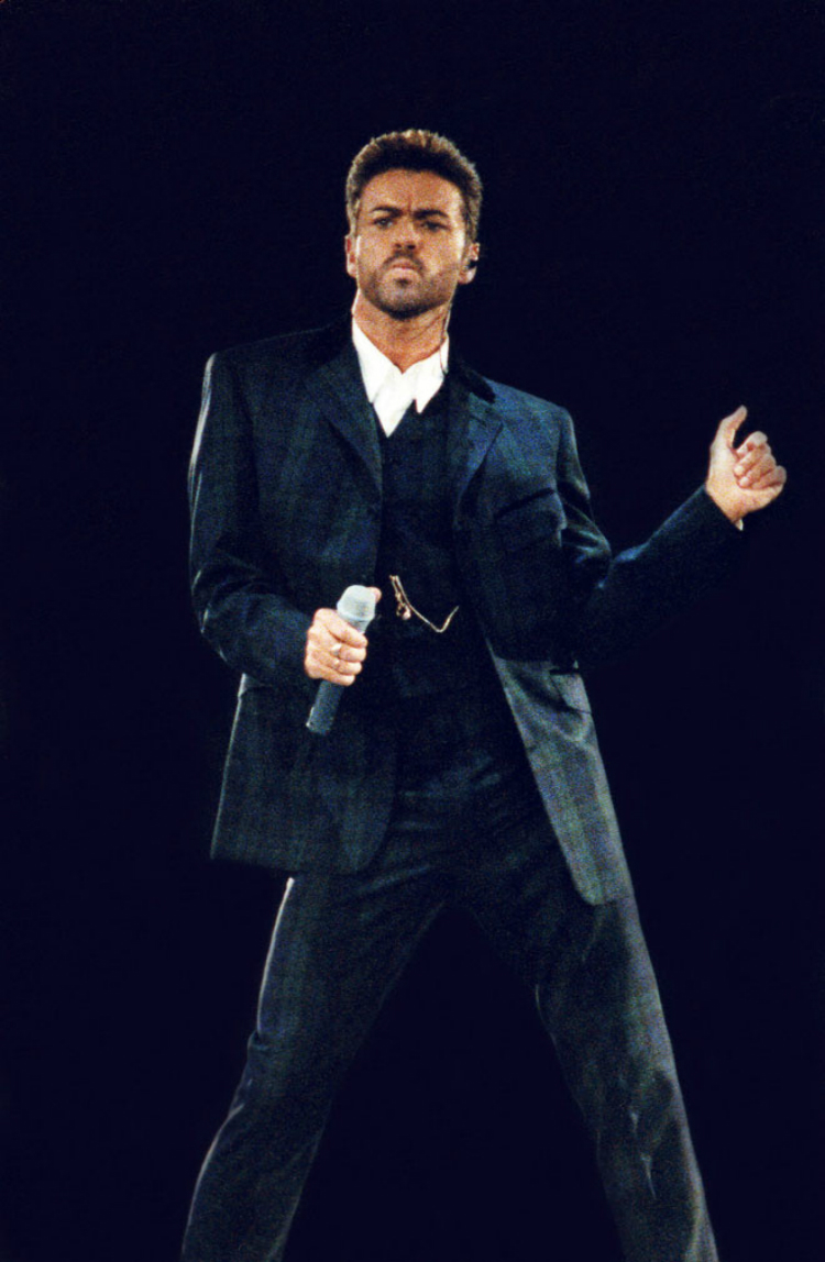 10georgemichael-looks-onstage-09.jpg