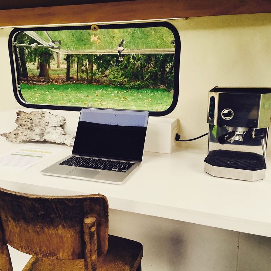 I-converted-vintage-caravan-into-mobile-office-space1__880.jpg