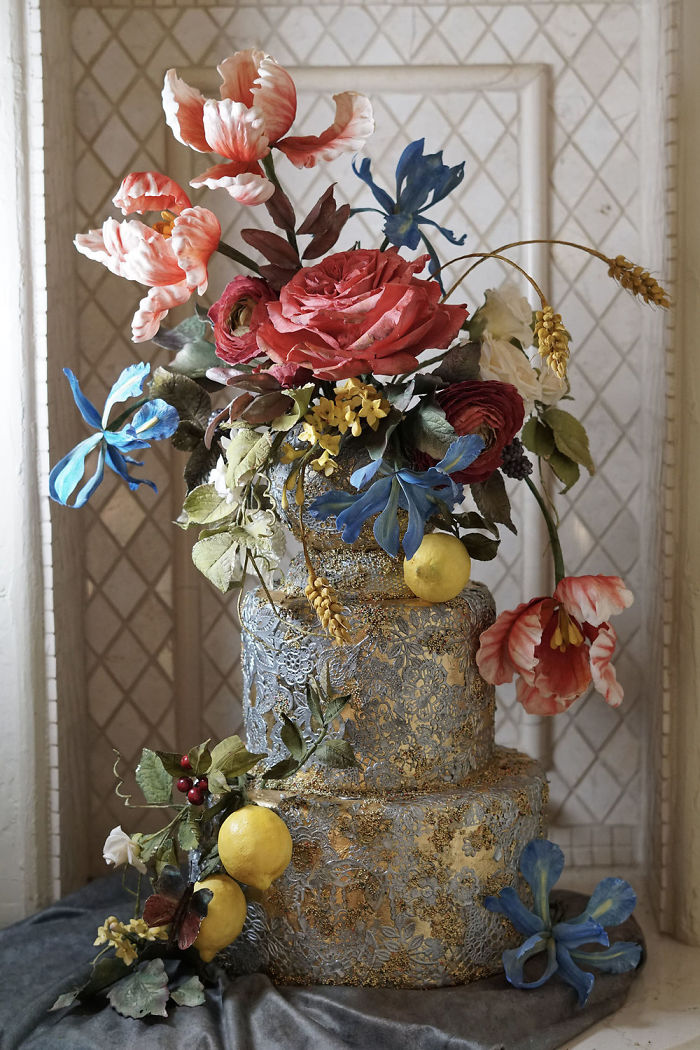 These-beautiful-artistic-cakes-will-make-the-guests-feel-sorry-to-eat-them-5f4ca6c14f650__700.jpg