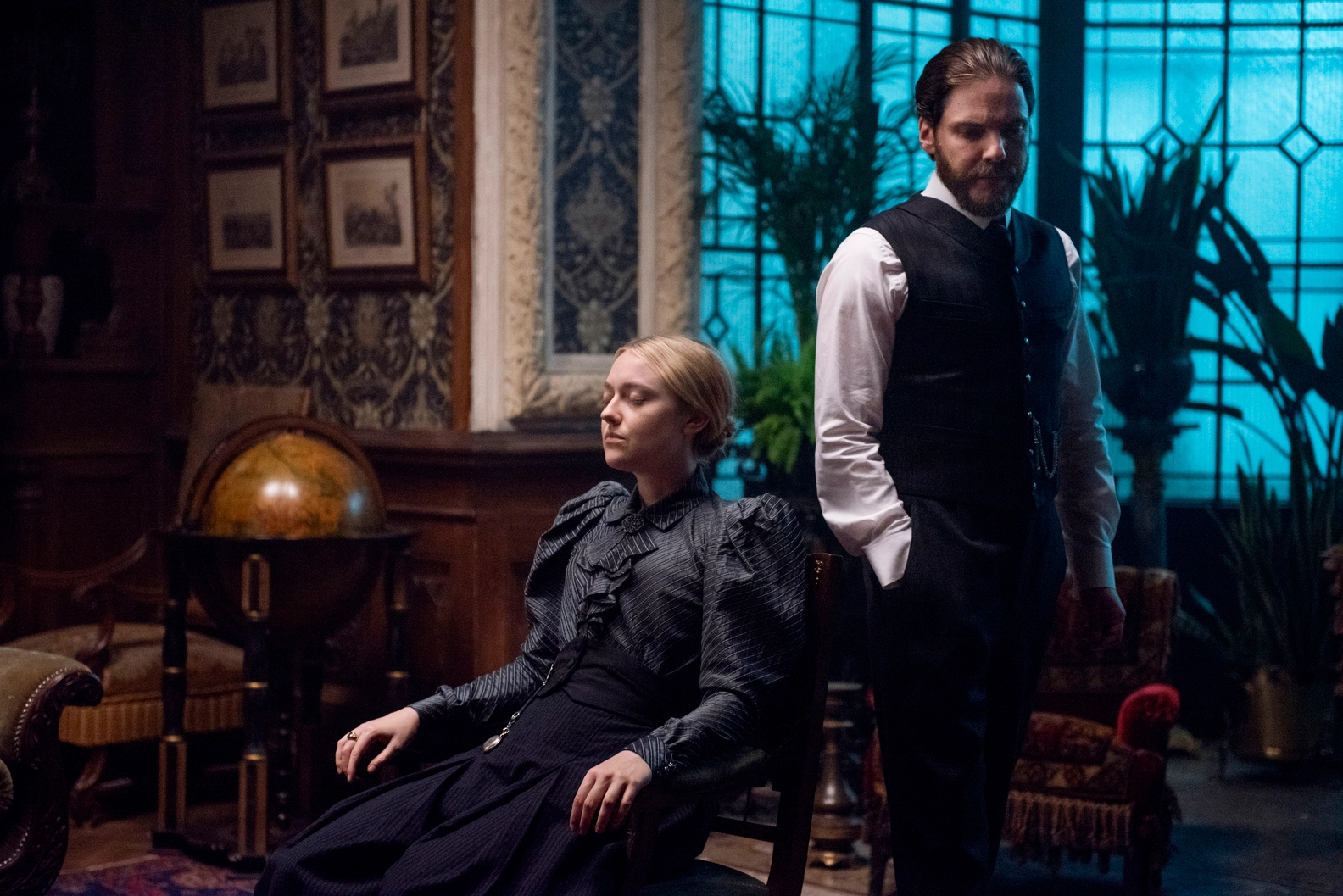 the-alienist-angel-of-darkness-dakota-fanning-daniel-bruhl.webp