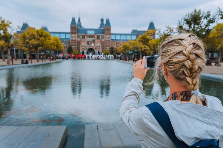 woman-tourist-taking-photo-of-the-rijksmuseum-in-a-2021-08-27-0_p62465