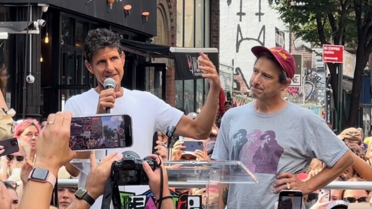 Ad-Rock και Mike D μιλούν στα αποκαλυπτήρια της πλατείας Beastie Boys στη Νέα Υόρκη