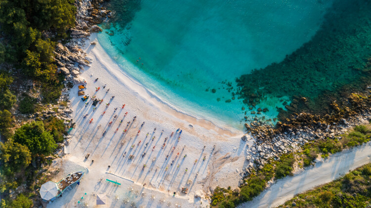 Οι 7 «μυστικές» παραλίες της Ελλάδας που προτείνει το Conde Nast Traveller το 2023