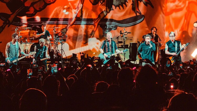 Οι Offspring ενώνονται με μέλη των Sum 41 και Simple Plan για μια μοναδική εκτέλεση του “Why Don’t You Get a Job?”