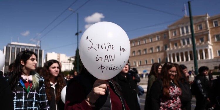 «Στείλε όταν φτάσεις»: Μαθητές και φοιτητές με λευκά και μαύρα μπαλόνια σε πορεία διαμαρτυρίας για τα Τέμπη