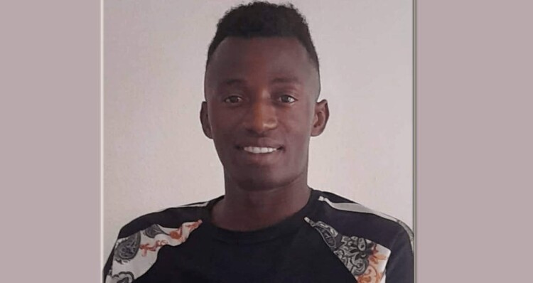 Ο 19χρονος πρόσφυγας Σισσέ αποφοιτά από Λύκειο στη Σάμο - Το συγκινητικό γράμμα των καθηγητών του