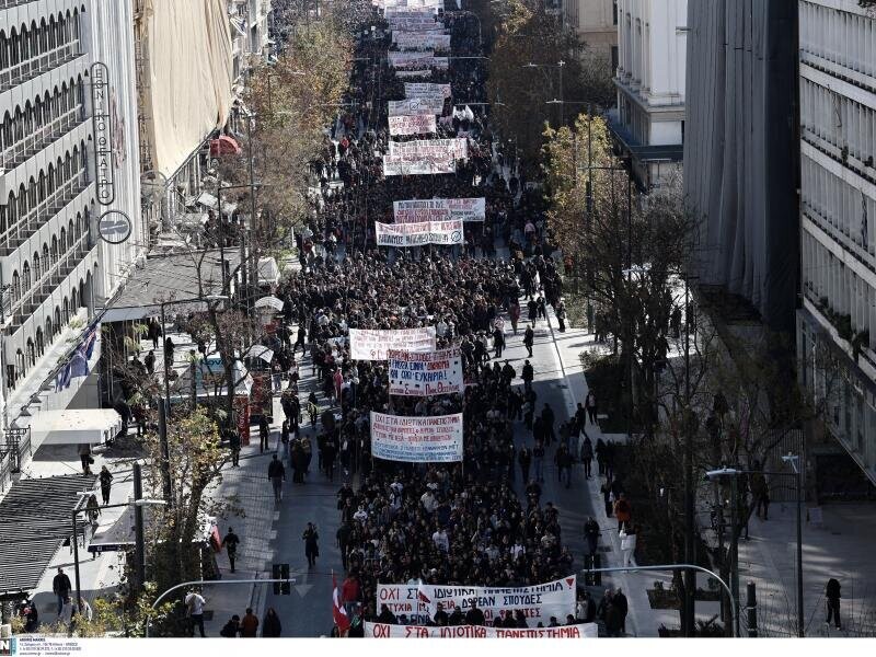 Φοιτητικός σεισμός στην Αθήνα: Η μεγαλύτερη πορεία της δεκαετίας (Φώτο+Βίντεο)