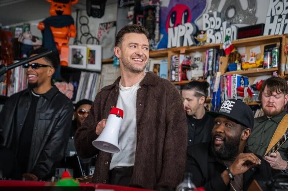 Ο Justin Timberlake σε μια σπάνια Tiny Desk εμφάνιση στο NPR 