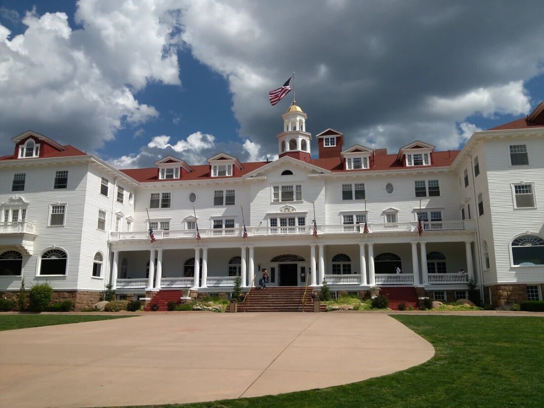 Στις φλόγες τυλίχθηκε το iconic Overlook Hotel από το The Shining του Stanley Kubrick [ΦΩΤΟ]