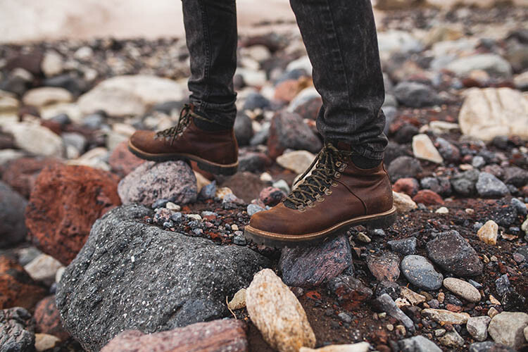 legs-in-shoes-of-young-hipster-man-hiking-in-mount-2021-08-30-0_p87031