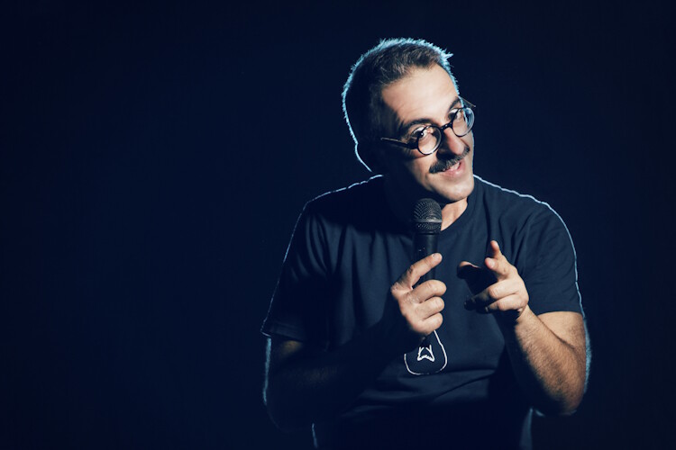 Comedy Talks: Ο Γιώργος Ριζόπουλος πετάει τις μάσκες της κωμωδίας 