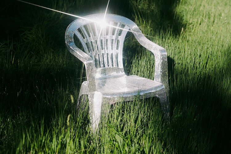 Glitter Monobloc Chair: Η αγαπημένη λευκή πλαστική καρέκλα μεταμορφώνεται σε αντικείμενο τέχνης