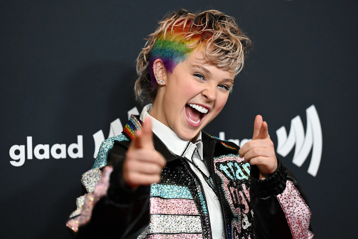 Η JoJo Siwa ξαναχτυπά: Κάνει cover το Bette Davis Eyes και τρώει κράξιμο για autotune