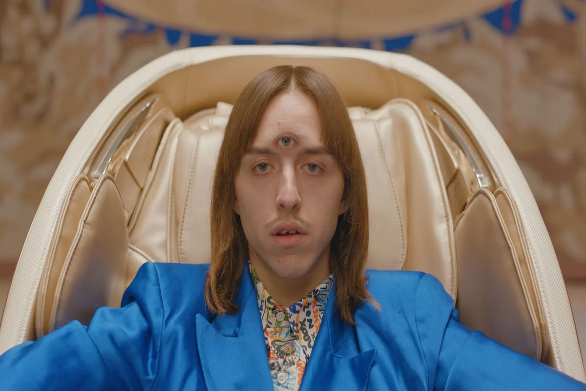 Όταν ο Tommy Cash ντύθηκε... τραπέζι