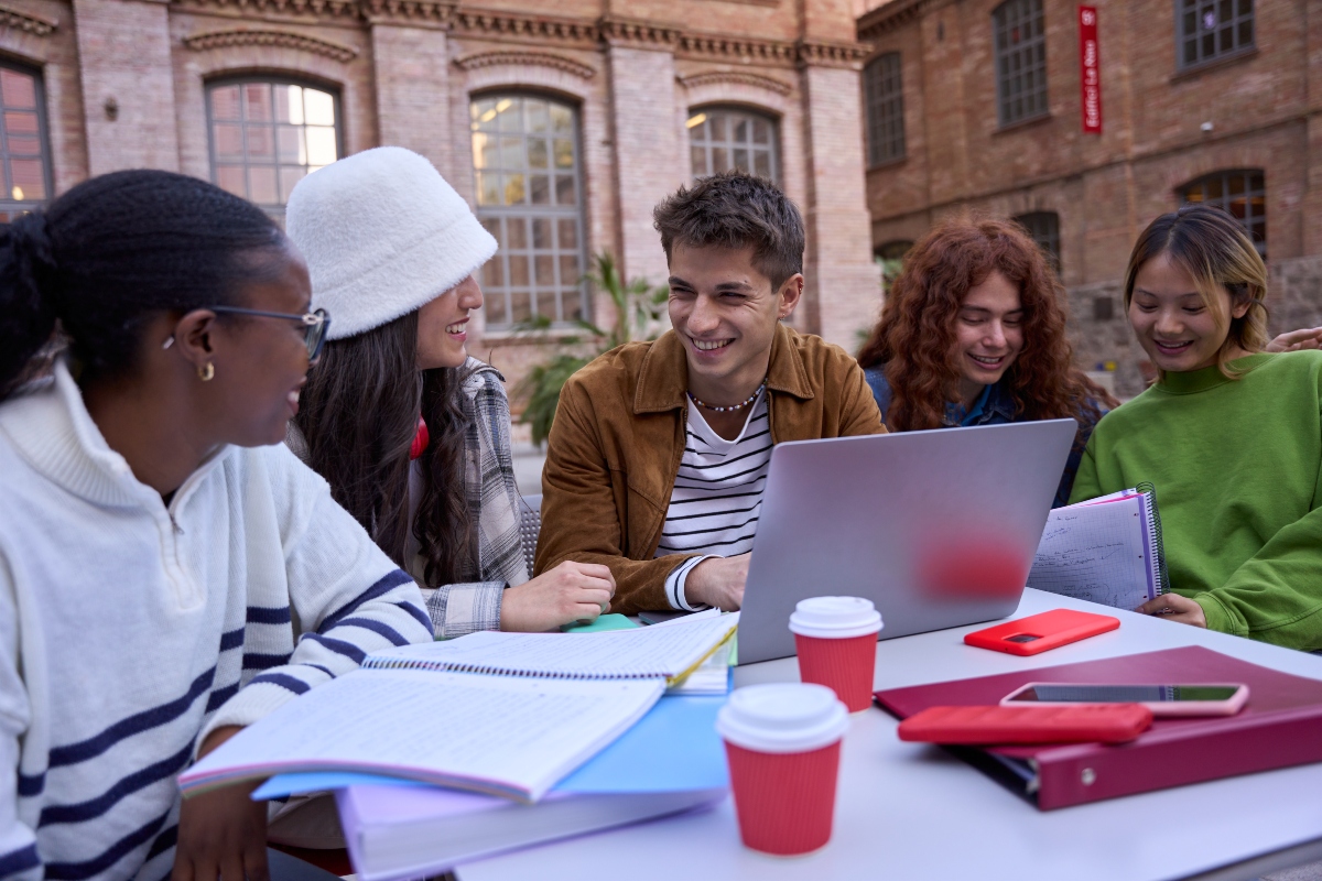 Έρχεται το τέλος την ανώτατης εκπαίδευσης; Η γενιά που γράφει με AI βαθμολογείται από την AI